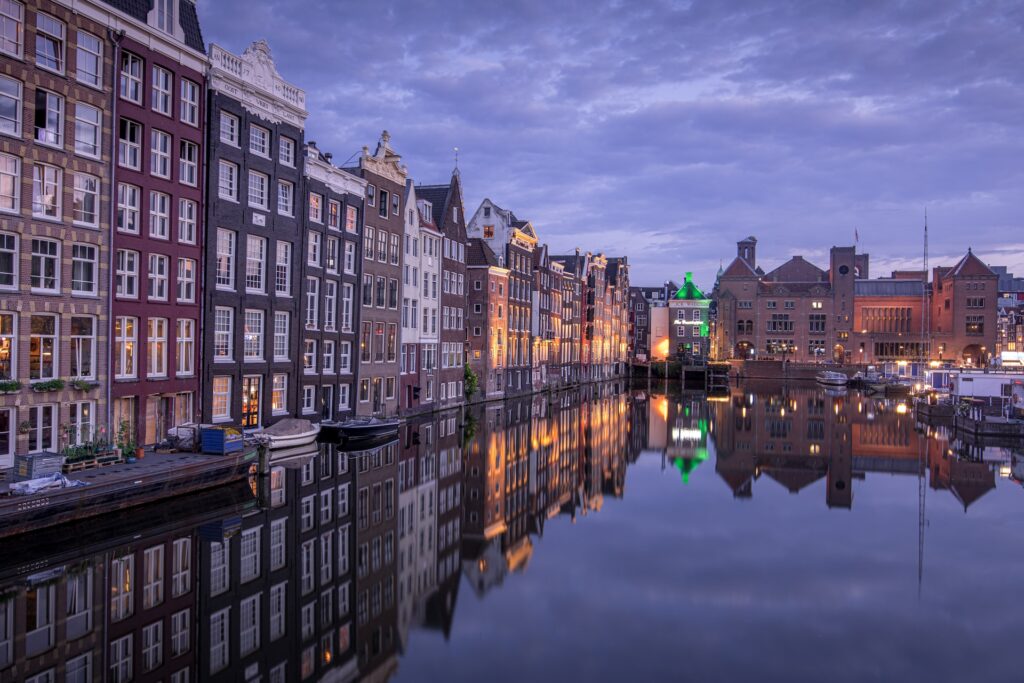 Amsterdam met op de achtergrond de Beurs van Berlage